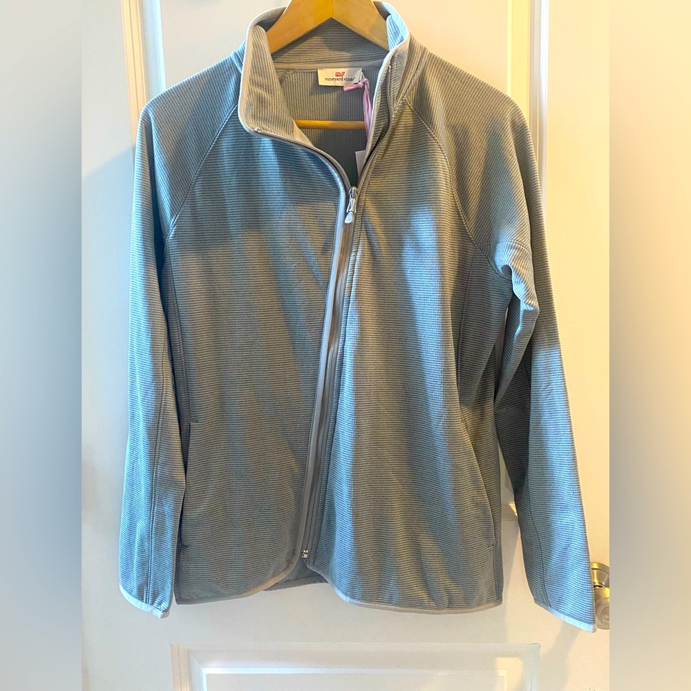 Woman’s Asymmetrical grey striped thin fleece. Vineyard Vines NWT Medium